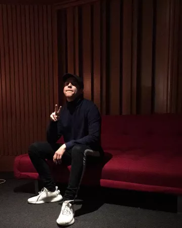 El suéter de cuello de tortuga de Kezah en la cuenta de Instagram de @kezahprod