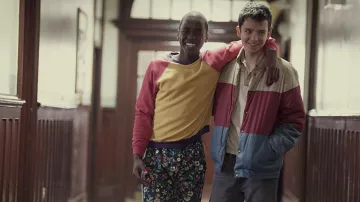 La chaqueta tricolor usada por Otis (Asa Butterfield) en la serie Sex Education (Temporada 1 Episodio 6)