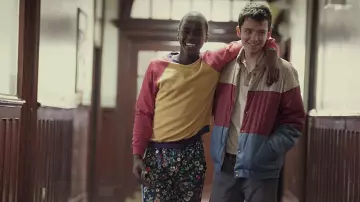 Le blouson trois couleurs porté par Otis (Asa Butterfield) dans la série Sex Education (Saison 1 Épisode 6)