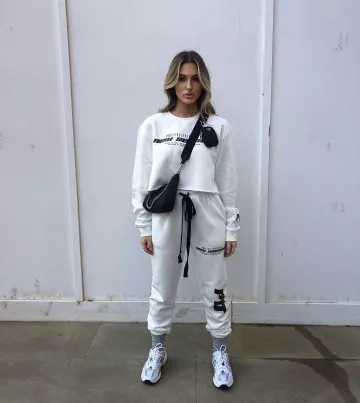 Cream New Season Slogan Jogger de Tia Lineker en la cuenta de Instagram @tialineker