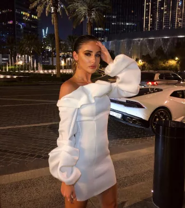 Mini vestido de manga larga de Tia Lineker en la cuenta de Instagram @tialineker