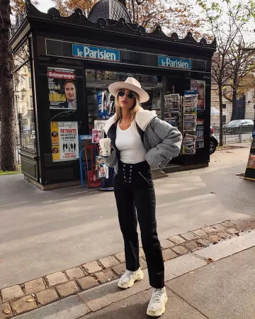 Zapatillas Blancas de Tia Lineker en la cuenta de Instagram @tialineker