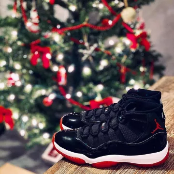 The pair of sneakers Nike Jordan 11 retro Playoffs 2019 account on the Instagram of @complexsneakers 