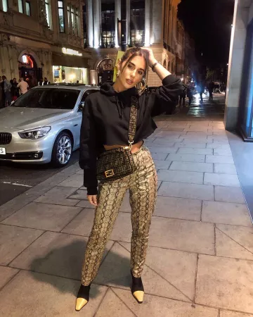 Sudadera con capucha negra de Tia Lineker en la cuenta de Instagram @tialineker