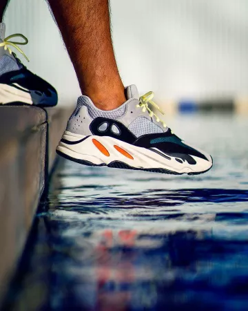 Adidas yeezy 700 wave runner en la cuenta de Instagram de @byjifi