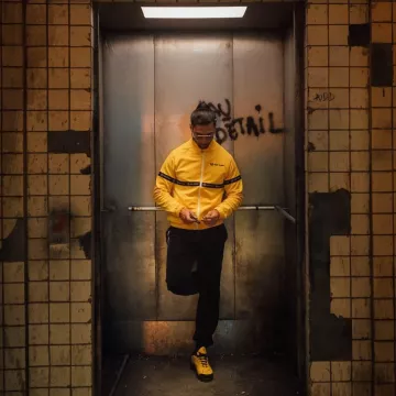 Haut de survêtement Sergio Tacchini (jaune) de Ademo sur le compte Instagram de @ademoofficiel