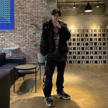 Balenciaga triple S (negro y rojo) en la cuenta de Instagram de @mung._.9