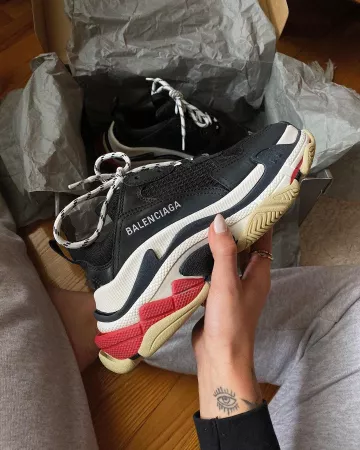 Balenciaga triple S (negro y rojo) en la cuenta de Instagram de @veshiondaily
