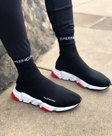 Entrenador de velocidad Balenciaga (blanco negro y rojo) en la cuenta de Instagram de @quezappas