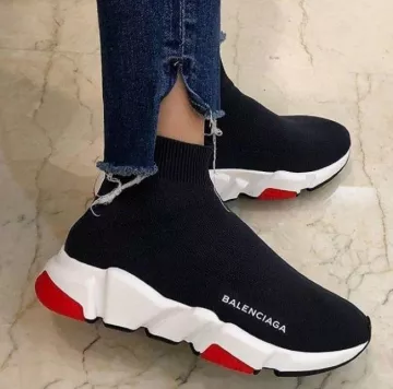Entrenador de velocidad Balenciaga (blanco negro y rojo) en la cuenta de Instagram de @quezappas