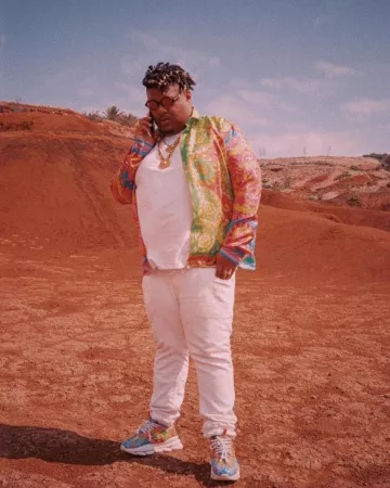 Versace Chain Reactionc (Fluo Barocco) de Naza en la cuenta de Instagram de @nazaofficiel