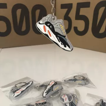 YEEZY 700 Wave Runner 2D on the account Instagram of @hypezonefr