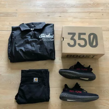 Yeezy 350 V2 negro rojo en la cuenta de Instagram de @b2erus__