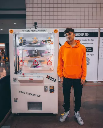 Sneakers Nike Blazer Mid, Off-White Wolf Grey Serena Harrison Nevel on the account Instagram of @harrisonnevel