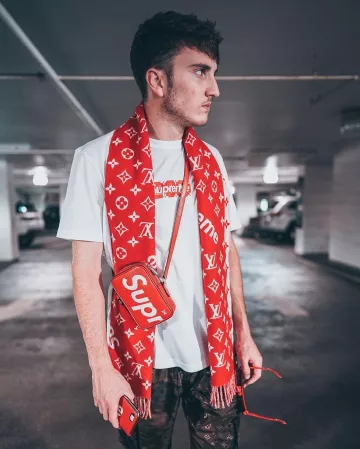 L'écharpe rouge Supreme Louis Vuitton de Harrison Nevel sur le compte Instagram de @harrisonnevel