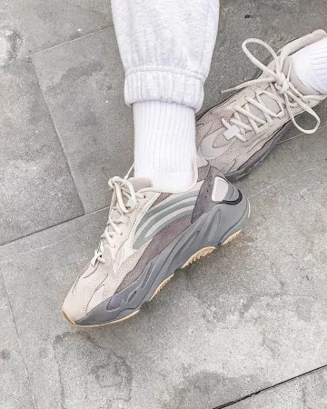 Adidas Yeezy Boost 700 V2 Tephra en la cuenta de Instagram de @notoriousboxofficial