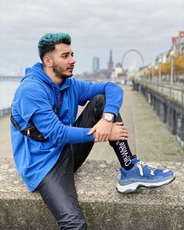Balenciaga Triple S Cool Blue Grey usado por So style en la cuenta de Instagram de @sostyle_off