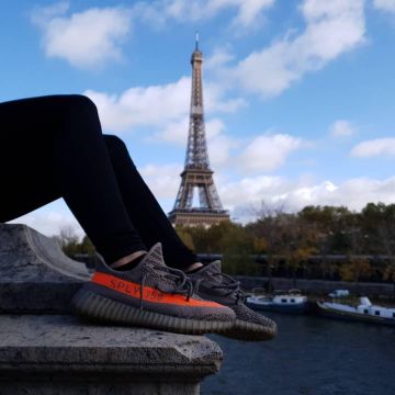 Adidas Yeezy Boost 350 V2 Beluga sur le compte Instagram de @thesneakerview