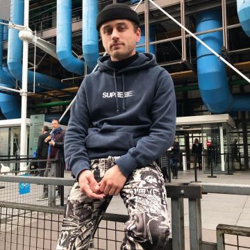 Hoodie Supreme de La routine sur le compte Instagram de @laroutineyt