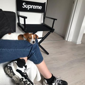 Chaise Supreme de La routine sur le compte Instagram de @laroutineyt