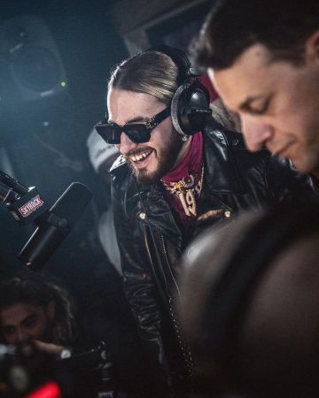 Sunglasses of SCH on the account Instagram of @sch