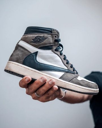 Jordan 1 Retro High Travis Scott por Anil Brancaleoni en la cuenta de Instagram de @anilbrancaleoni