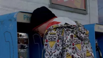 La veste à capuche blanche Volcom portée par Jesse Pinkman (Aaron Paul) dans Breaking Bad (S02E04)