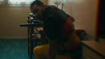 Pantalon chino dans SCH - R.A.C. (Clip officiel)