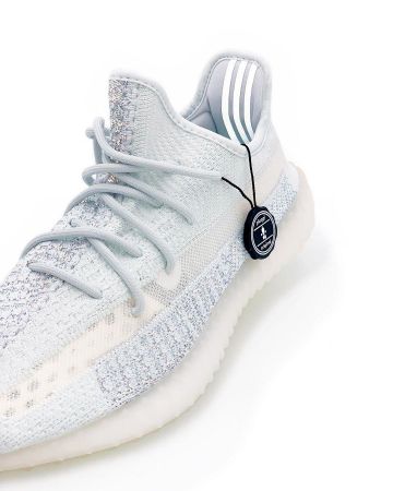 Adidas Yeezy Boost 350 V2 Cloud White (Non-Reflective) on the account Instagram of @pluggi_de