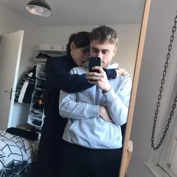 Hoodie gris porté par La routine sur le compte Instagram de @laroutineyt