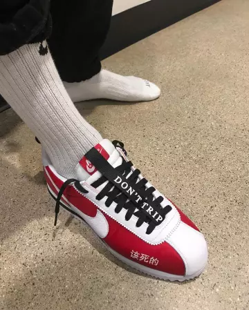 Les sneakers nike don't trip rouges, blanches et noires portées par Kendrick Lamar sur le compte Instagram de @kendricklamar