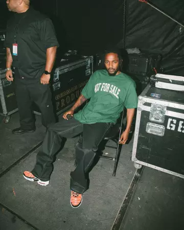 Les sneakers nike air max blanches et oranges portées par Kendrick Lamar sur le compte Instagram de @kendricklamar