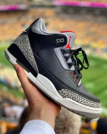 Jordan 3 black cement sur le compte Instagram de @realsethfowler