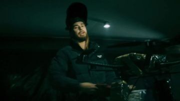 La doudoune fine noire portée par SCH dans SCH - R.A.C. (Clip officiel)