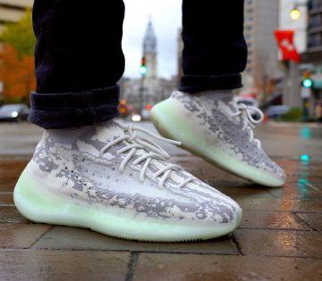 Yeezy boost 380 Alien en la cuenta de Instagram de @realsethfowler