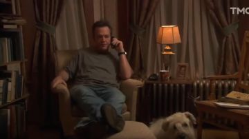 T-shirt khaki of Nick (Tom Arnold) in The City of Father Christmas