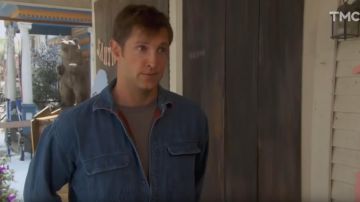T-shirt grey Peter (Christopher Wiehl) in The City of Father Christmas