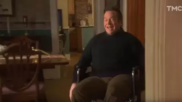 Brown pants of Nick (Tom Arnold) in The City of Father Christmas