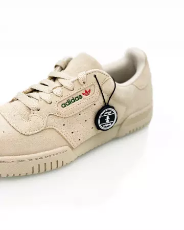 Adidas Powerphase Ecru Tint sur le compte Instagram de @pluggi_de