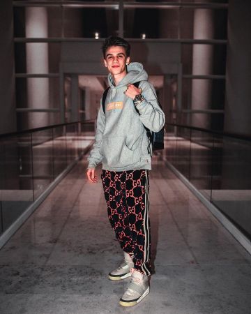 Le sweat-shirt box logo Supreme gris de Giancarlo Purch sur le compte Instagram de @giancarlopurch