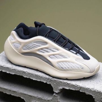 Zapatilla de la marca yeezy de adidas Kanye West en la cuenta de Instagram de @caminotv