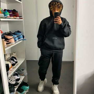 Sneakers Yeezy 700 inercia de Joke Brant en la cuenta de Instagram de @jokebrant