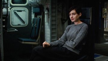 The gray t-shirt with round neck and sleeve, long worn by Brand (Anne Hathaway) in Interstellar