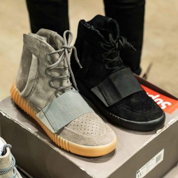 Yeezy 750 Light Grey Glow in the dark @sneakercon sur le compte Instagram de @sneakercon