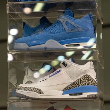 Jordan 3 Retro UNC PE en la cuenta de Instagram de @sneakercon