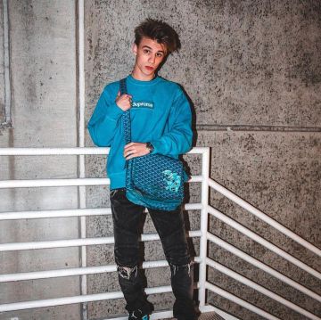 Supreme sweatshirt  porté par Giancarlo purch  sur le compte Instagram de @giancarlopurch 