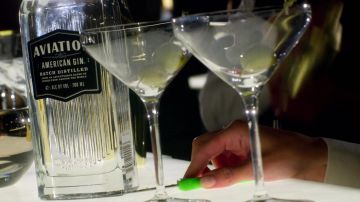 Aviation Gin drunk by One (Ryan Reynolds) in 6 Underground