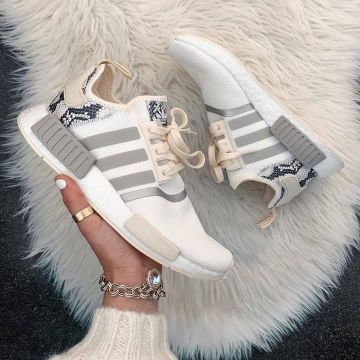 Adidas NMD R1 White Gum (2018) en la cuenta de Instagram de @basedofhype