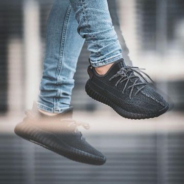 Adidas Yeezy Boost 350 V2 Black (Non-Reflective) sur le compte Instagram de @resellbyromain
