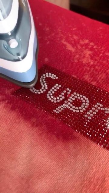 Supreme Swarovski Box Logo Tee Red en la cuenta de Instagram de @basedofhype